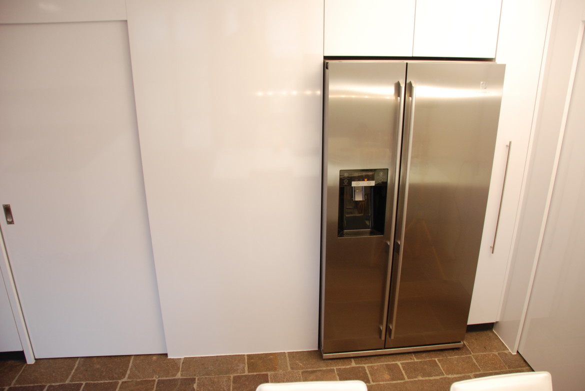 Hochglanz weisse Grossraumküche – Funk Innenausbau AG