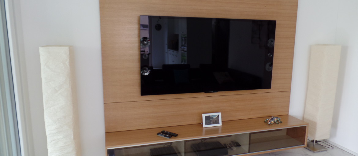 Hängendes Fernsehmöbel mit Wand – Funk Innenausbau AG