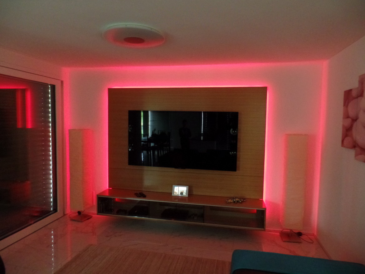 Hängendes Fernsehmöbel mit Wand – Funk Innenausbau AG