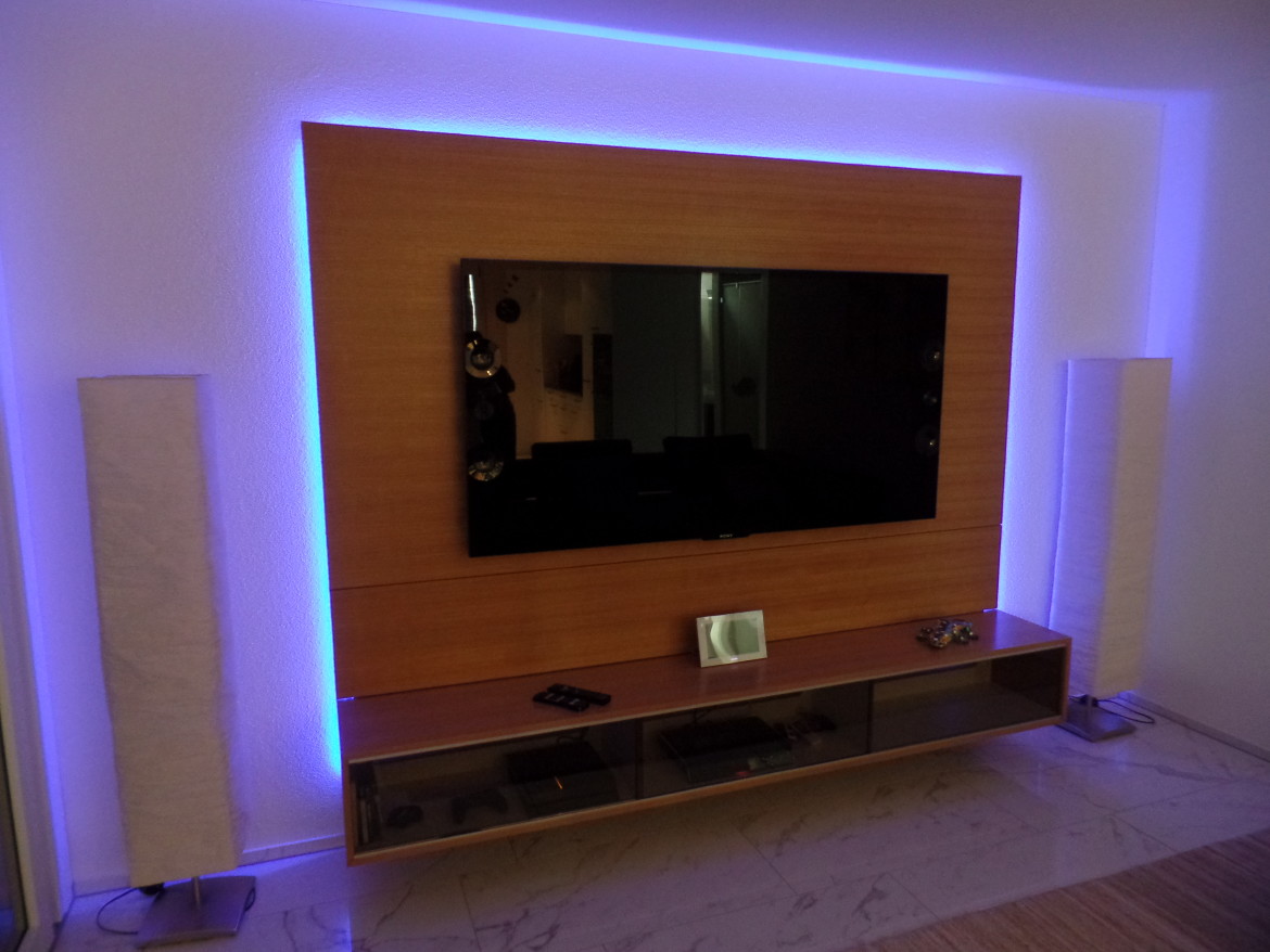 Hängendes Fernsehmöbel mit Wand – Funk Innenausbau AG