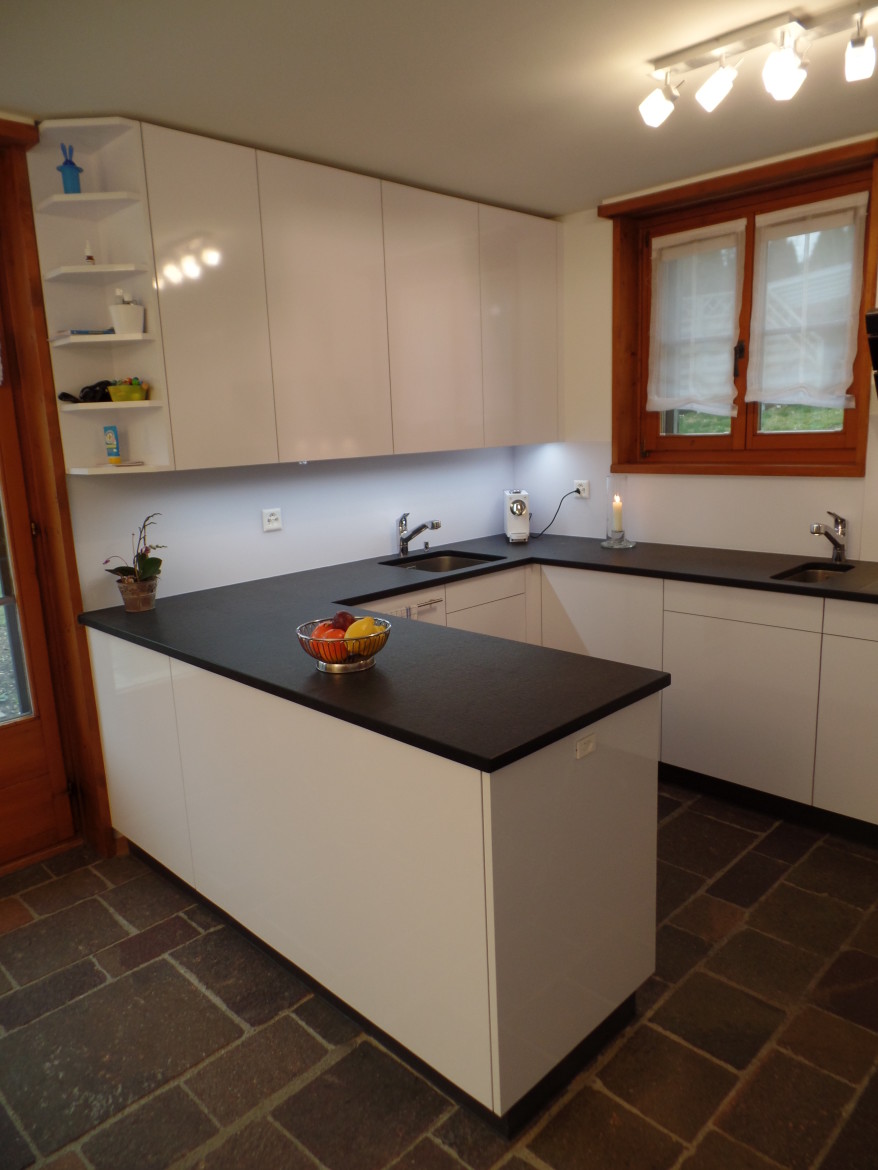 Hochglanz weisse Grossraumküche – Funk Innenausbau AG