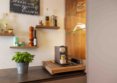 Die Kaffeemaschine lässt sich hervorziehen
